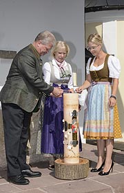 Georg, Renate und Tochter Daniela Heide entzündeten die Kerze (©Foto: Ingrid Grossmann)